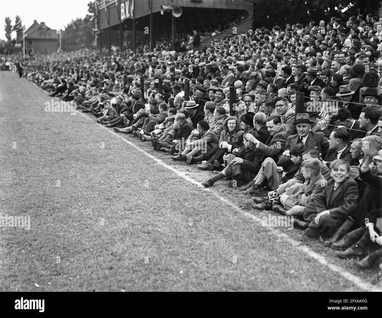 Folle sugli stand, 30 maggio 1948, folle, sport, Stand, campi di calcio, giochi, Paesi Bassi, foto agenzia stampa del XX secolo, notizie da ricordare, documentario, fotografia storica 1945-1990, storie visive, Storia umana del XX secolo, che cattura momenti nel tempo Foto Stock