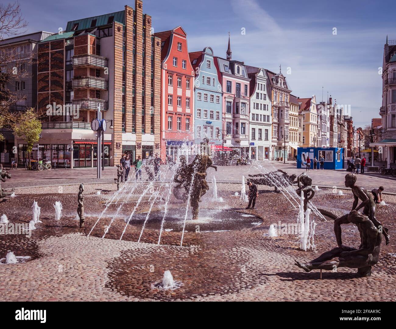Città vecchia di Rostock con la fontana di joie de vivre Foto Stock