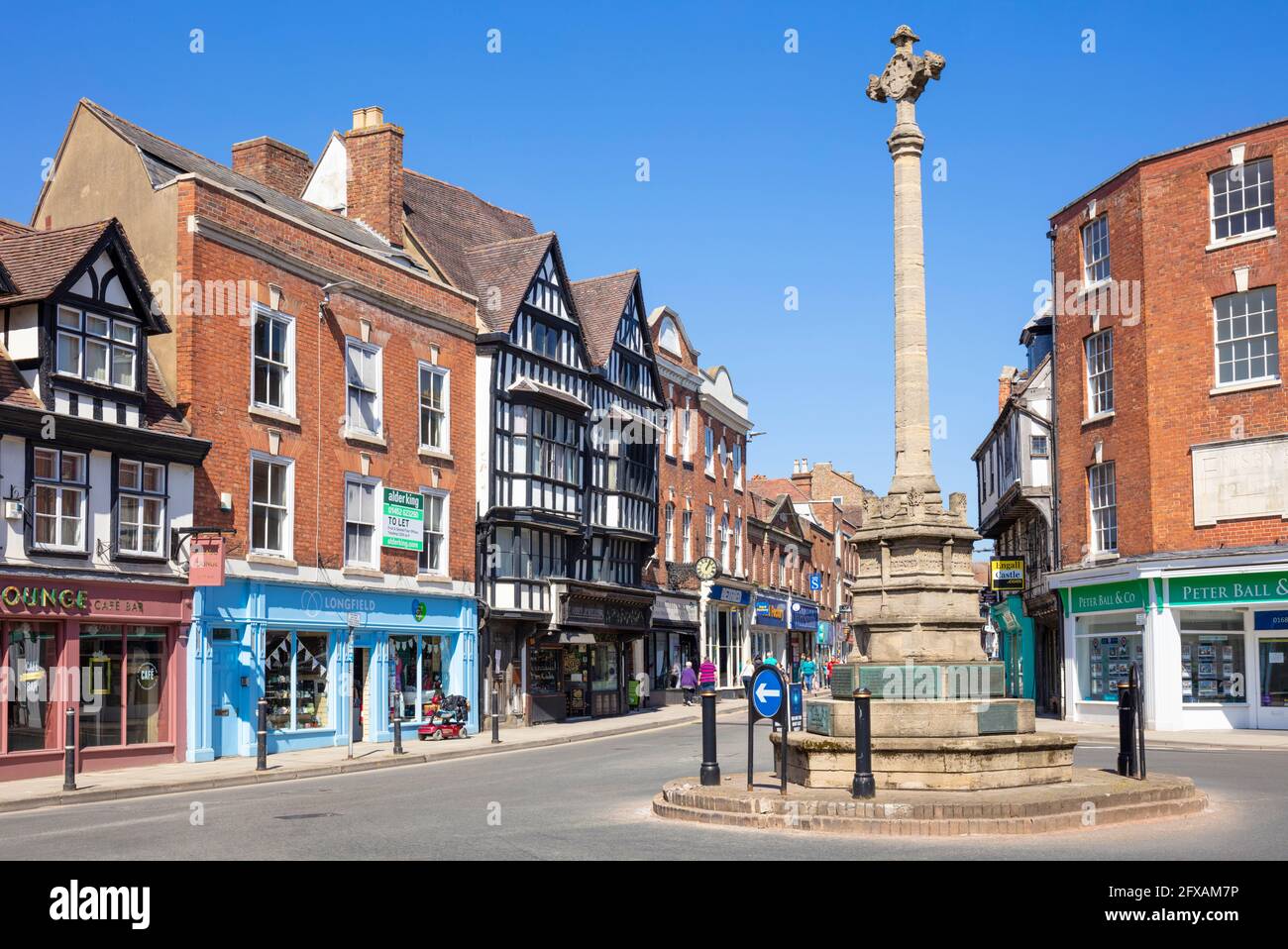 Tewkesbury Town Center shopping Roundabout e il Tewkesbury War Memorial o The Cross, Tewkesbury, Gloucestershire, Inghilterra, GB, Regno Unito, Europa Foto Stock