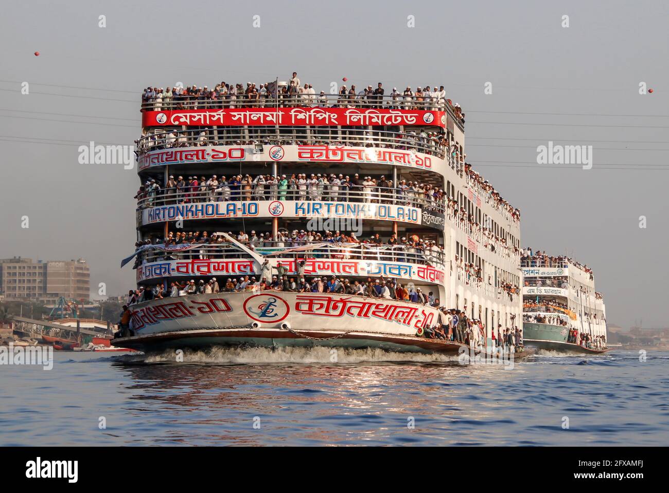 Fiume Buriganga, Bangladesh : traghetto passeggeri sovraffollato di ritorno da charmonai mahfil, Barisal Foto Stock