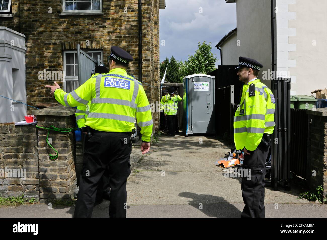 Londra (UK), 26 maggio 2021: Le squadre di polizia continuano a sorvegliare la casa dove è stato ucciso Sasha Johnson, attivista nero per i diritti civili. Foto Stock
