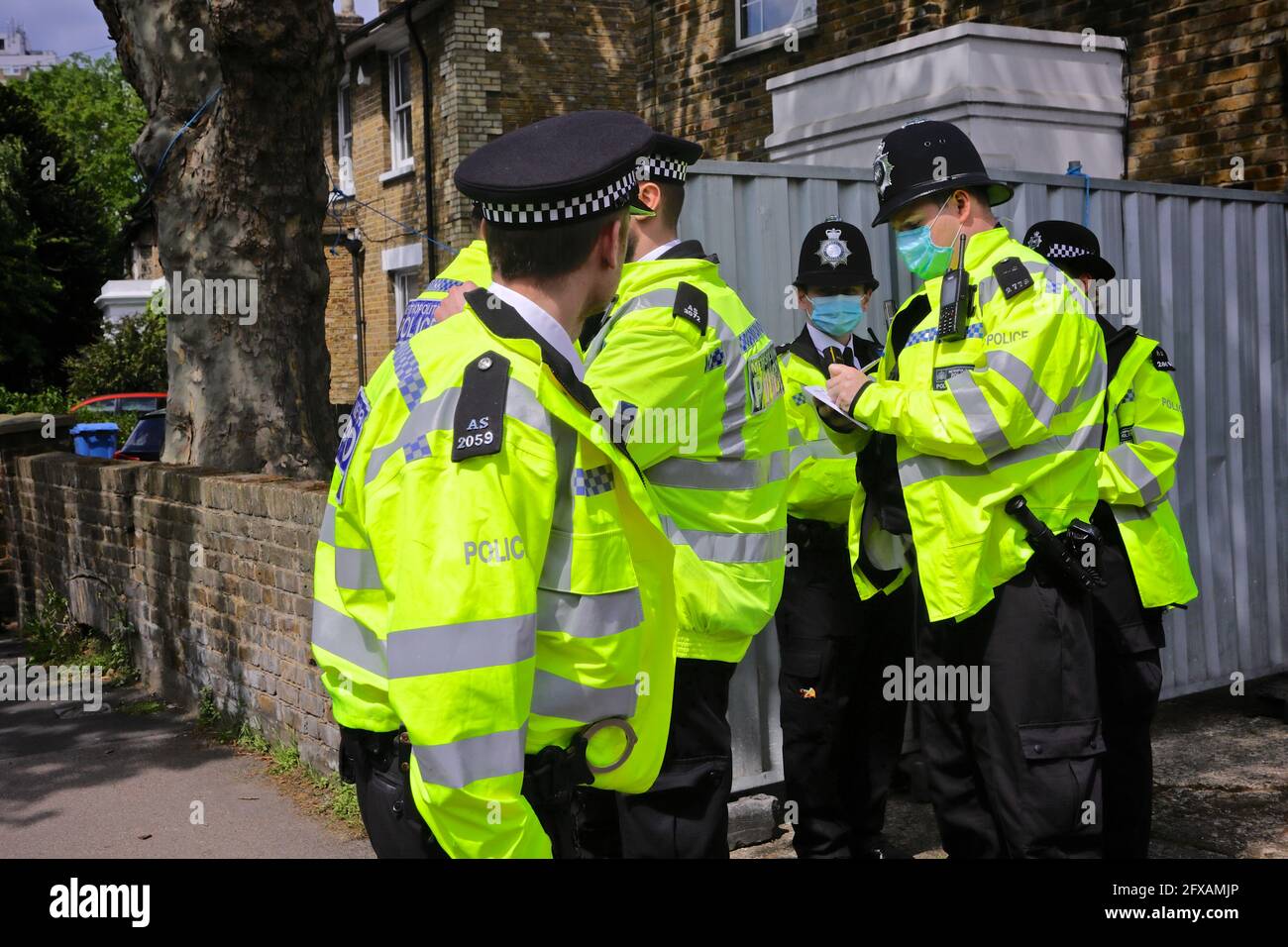 Londra (UK), 26 maggio 2021: Le squadre di polizia continuano a sorvegliare la casa dove è stato ucciso Sasha Johnson, attivista nero per i diritti civili. Foto Stock