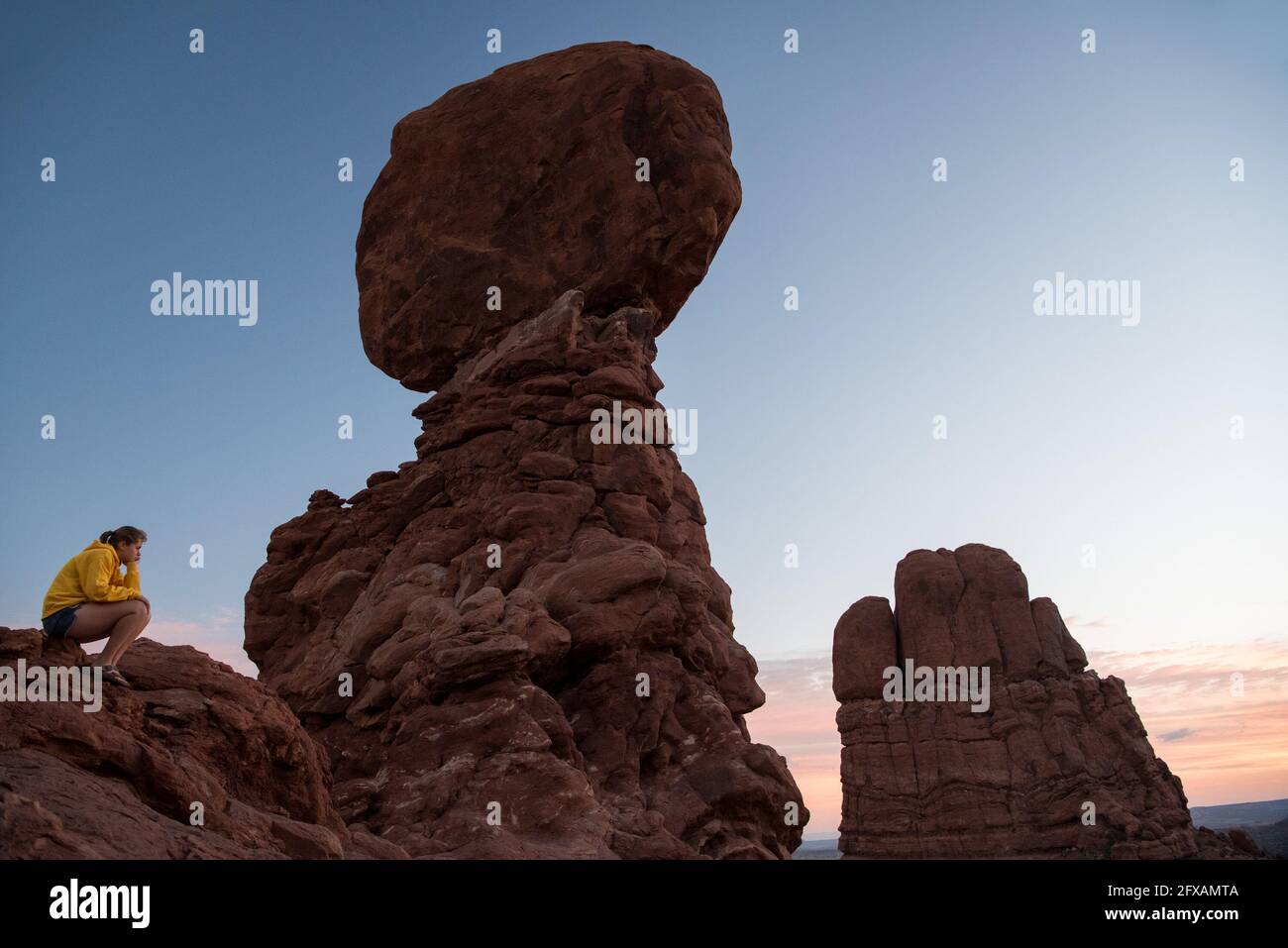 Arches National Park - Balanced Rock al tramonto Foto Stock