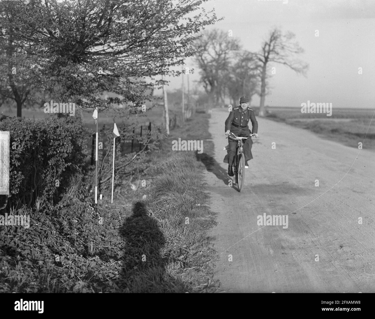 Tedesco in uniforme passa bandiera di frontiera, 23 aprile 1949, correzioni di frontiera, Paesi Bassi, foto agenzia stampa del xx secolo, notizie da ricordare, documentario, fotografia storica 1945-1990, storie visive, Storia umana del XX secolo, che cattura momenti nel tempo Foto Stock