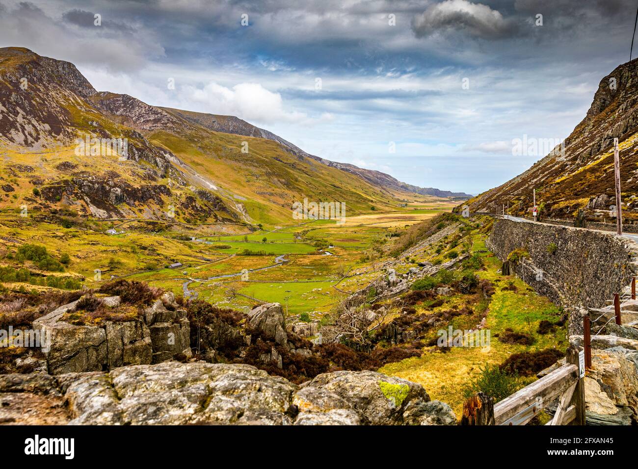 Passo Nant Ffrancon da Pont Pen-y-Benglog Bridge, Llyn Ogwen, Snowdonia National Park, Galles. Foto Stock