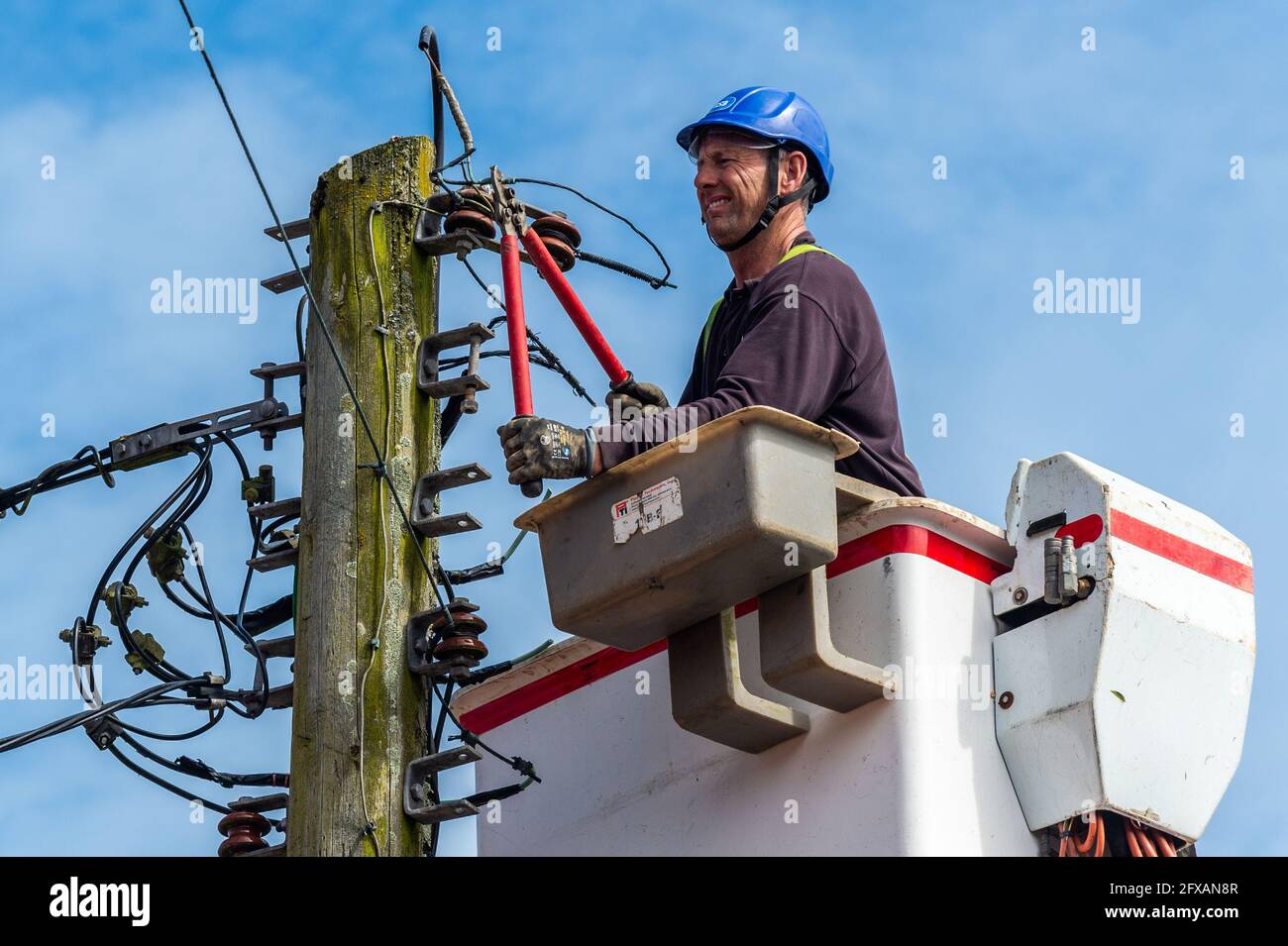 ESB Networks, Irlanda, ripara i cavi elettrici abbattuti a Timoleague, West Cork, Irlanda. Foto Stock