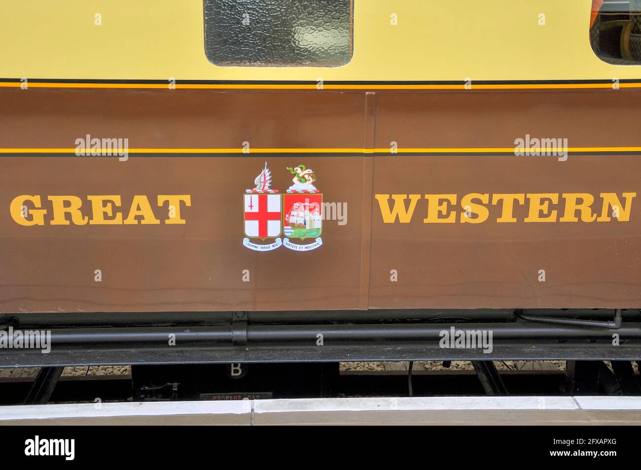 Steam era Grande Western Train logo pullman con cresta, stemma, sul lato carrozza. Gli scudi denotano Londra e Bristol. Colori cioccolato e crema Foto Stock