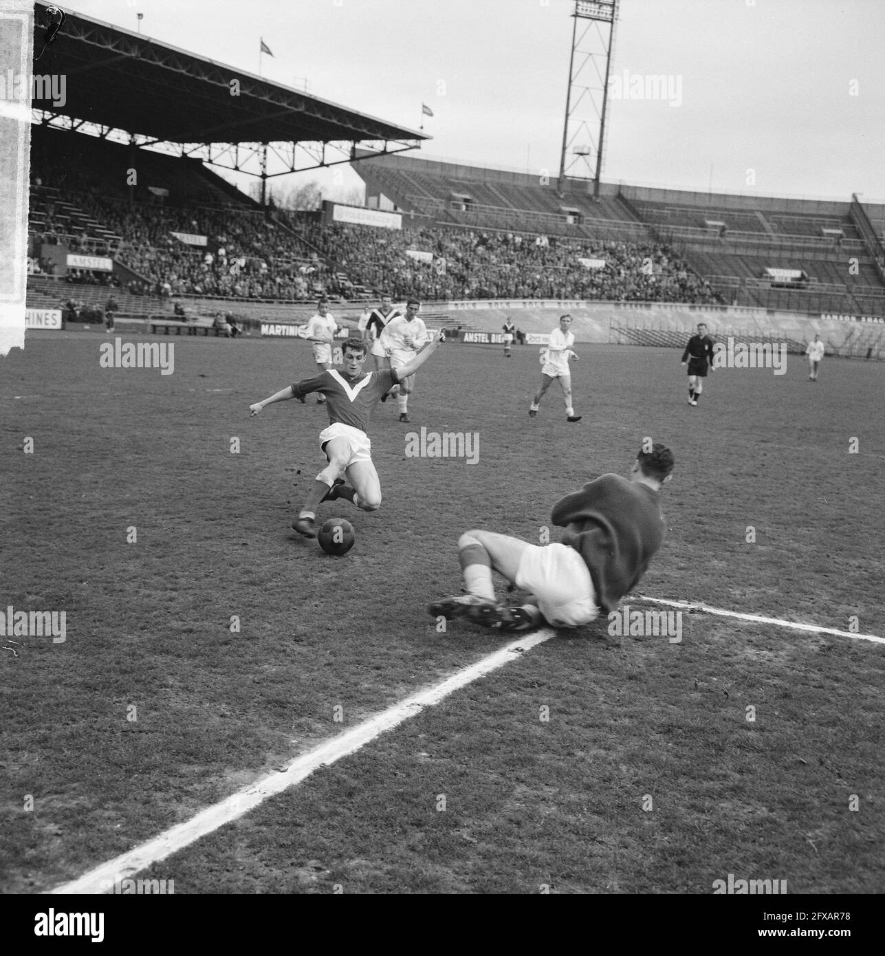 DWS contro Passi pure 0-0, momento di gioco, 19 aprile 1964, sport, Calcio, Paesi Bassi, foto agenzia stampa del XX secolo, notizie da ricordare, documentario, fotografia storica 1945-1990, storie visive, Storia umana del XX secolo, che cattura momenti nel tempo Foto Stock