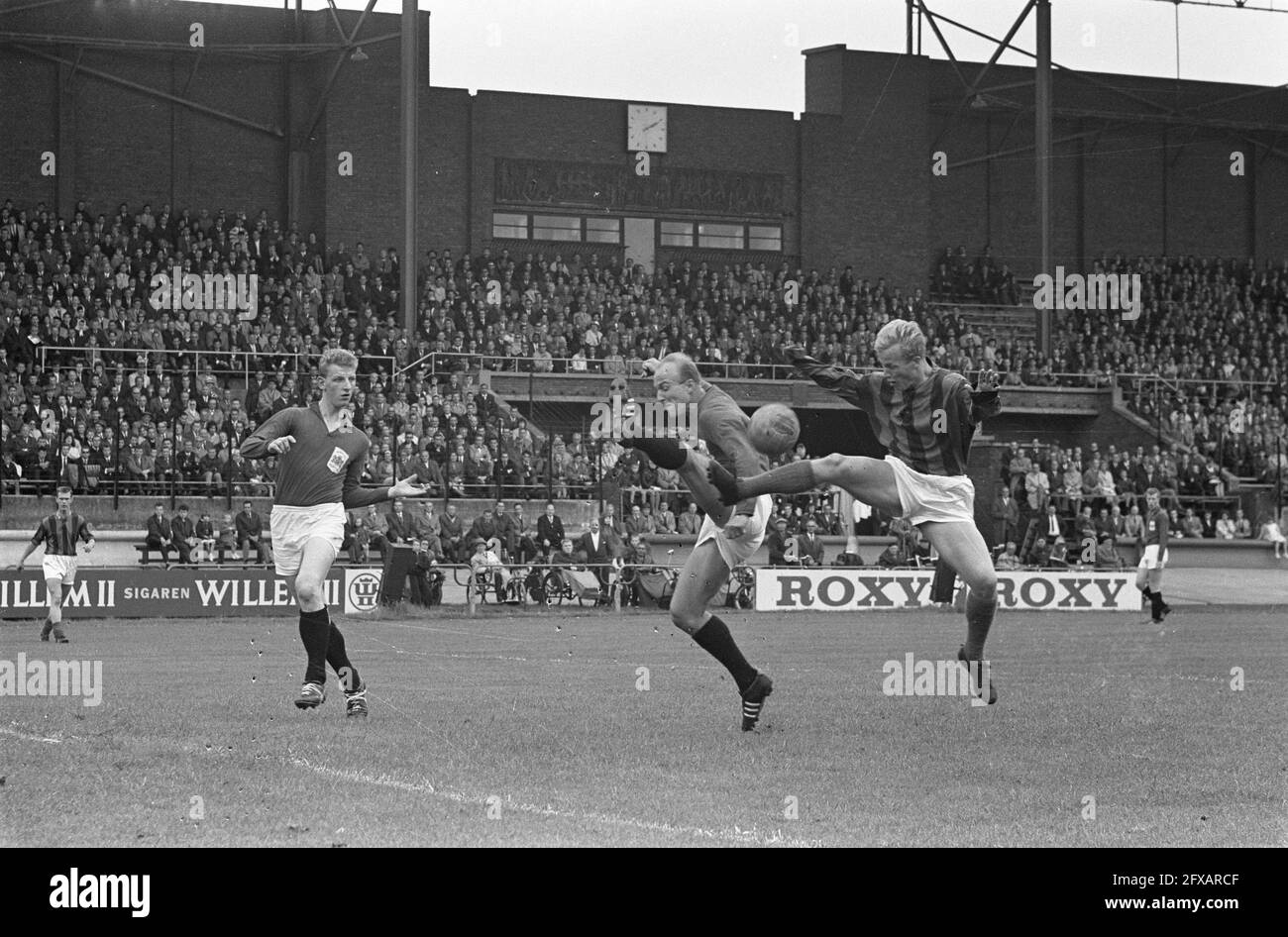 DWS contro Heracles 2-1. Lenz di DWS in duello con left-half Brands of Heracles, 25 agosto 1963, sport, calcio, I Paesi Bassi, foto agenzia stampa del XX secolo, notizie da ricordare, documentario, fotografia storica 1945-1990, storie visive, Storia umana del XX secolo, che cattura momenti nel tempo Foto Stock