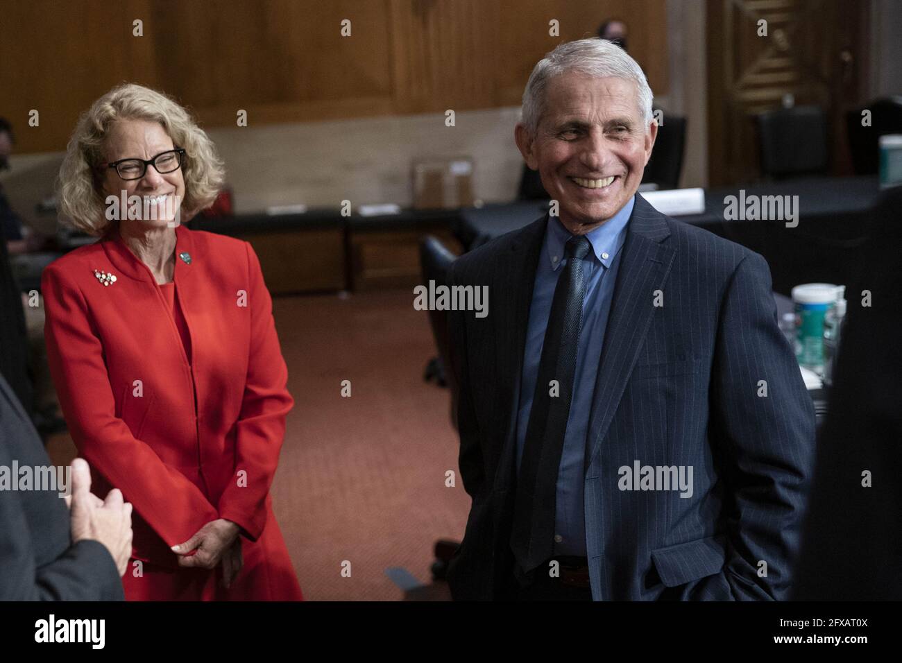 Washington, Stati Uniti. 26 Maggio 2021. La dott.ssa Diana Bianchi, direttrice dell'Istituto Nazionale Eunice Kennedy Shriver per la Salute del Bambino e lo sviluppo umano, a sinistra, E il Dott. Anthony Fauci, direttore del National Institute of Allergy and Infectious Diseases parlare dopo un Senato Stanziamenti lavoro, Salute e servizi umani Sottocomitato audizione su Capitol Hill a Washington, DC Mercoledì, 26 maggio 2021. Foto di Sarah Silbiger/UPI Credit: UPI/Alamy Live News Foto Stock
