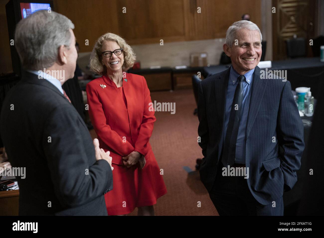 Washington, Stati Uniti. 26 Maggio 2021. Da sinistra: Senatore Roy Blunt (R-MO), Dr. Diana Bianchi, direttore dell'Istituto Nazionale Eunice Kennedy Shriver per la Salute del Bambino e lo sviluppo umano, E il Dott. Anthony Fauci, direttore del National Institute of Allergy and Infectious Diseases parlare dopo un Senato Stanziamenti lavoro, Salute e servizi umani Sottocomitato audizione su Capitol Hill a Washington, DC Mercoledì, 26 maggio 2021. Foto di Sarah Silbiger/UPI Credit: UPI/Alamy Live News Foto Stock