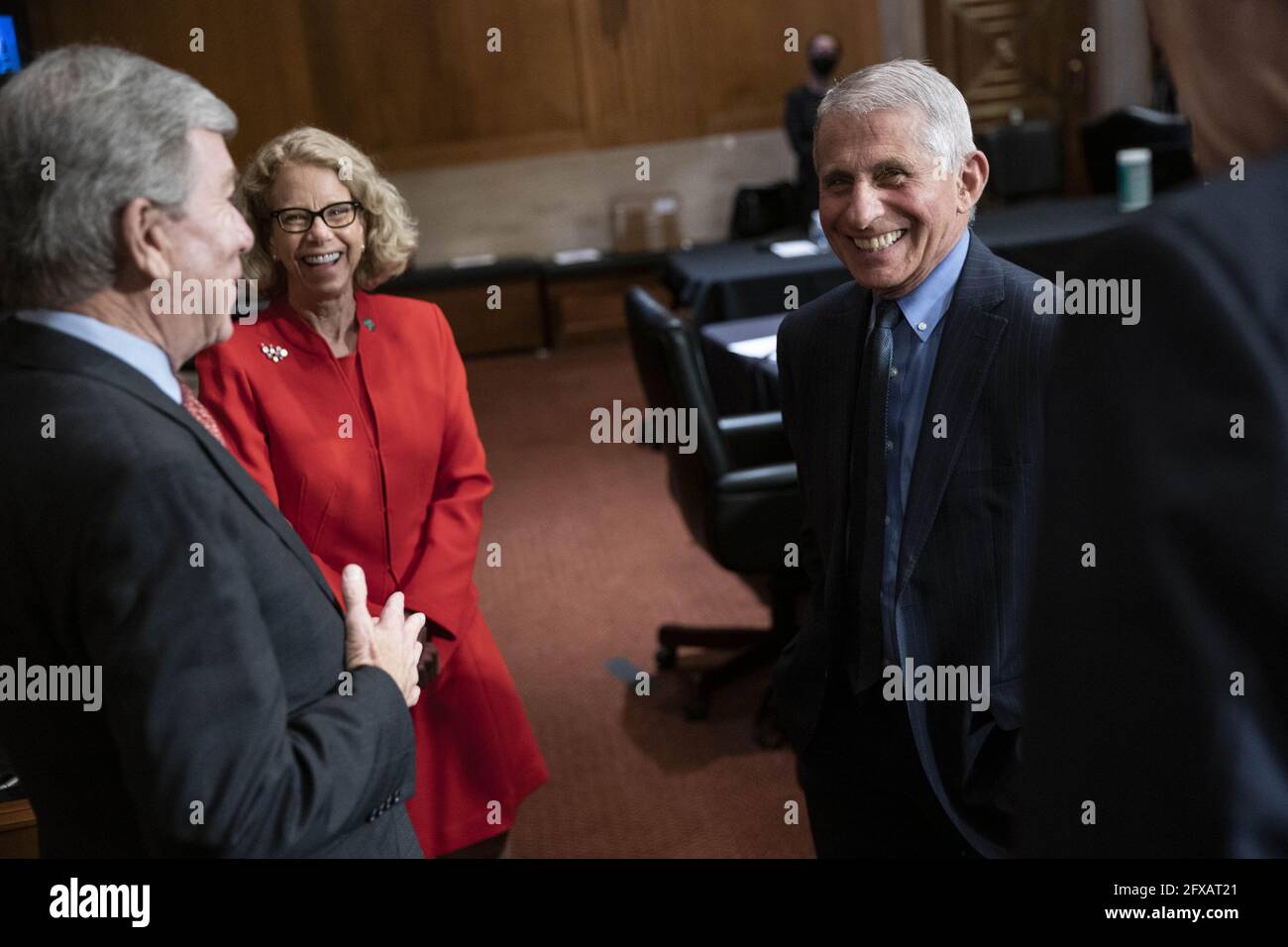 Washington, Stati Uniti. 26 Maggio 2021. Da sinistra: Senatore Roy Blunt (R-MO), Dr. Diana Bianchi, direttore dell'Istituto Nazionale Eunice Kennedy Shriver per la Salute del Bambino e lo sviluppo umano, E il Dott. Anthony Fauci, direttore del National Institute of Allergy and Infectious Diseases, ha parlato dopo un'audizione della sottocommissione del Senato su Capitol Hill a Washington, DC mercoledì 26 maggio 2021. Foto di Sarah Silbiger/UPI Credit: UPI/Alamy Live News Foto Stock
