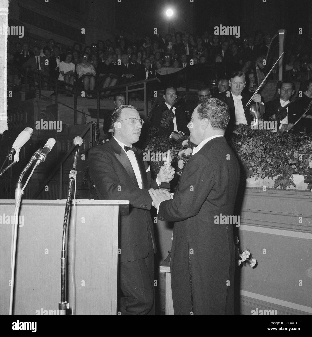 Edisons (classica) presentato a Concertgebouw, Segretario di Stato Van de Laar (sinistra) e Boris Christoff, 25 settembre 1964, CONCERT CONCERN CONCERS, Edisons, I Paesi Bassi, foto agenzia stampa del XX secolo, notizie da ricordare, documentario, fotografia storica 1945-1990, storie visive, Storia umana del XX secolo, che cattura momenti nel tempo Foto Stock