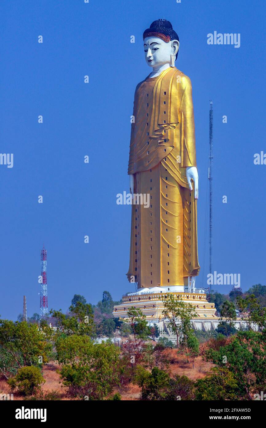 Il Laykyun Sekkya statua di Budda è il più alto la statua di Buddha nel mondo a 116 metri (381 ft). Si trova nel villaggio di Taung Khatakan, vicino a Mo Foto Stock
