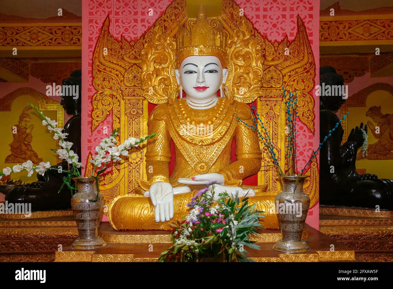 Budhha immagini all'interno del Laykyun Sekkya permanente Buddha è la più alta statua di Buddha al mondo a 116 metri (381 piedi). Situato nel villaggio di KH Foto Stock