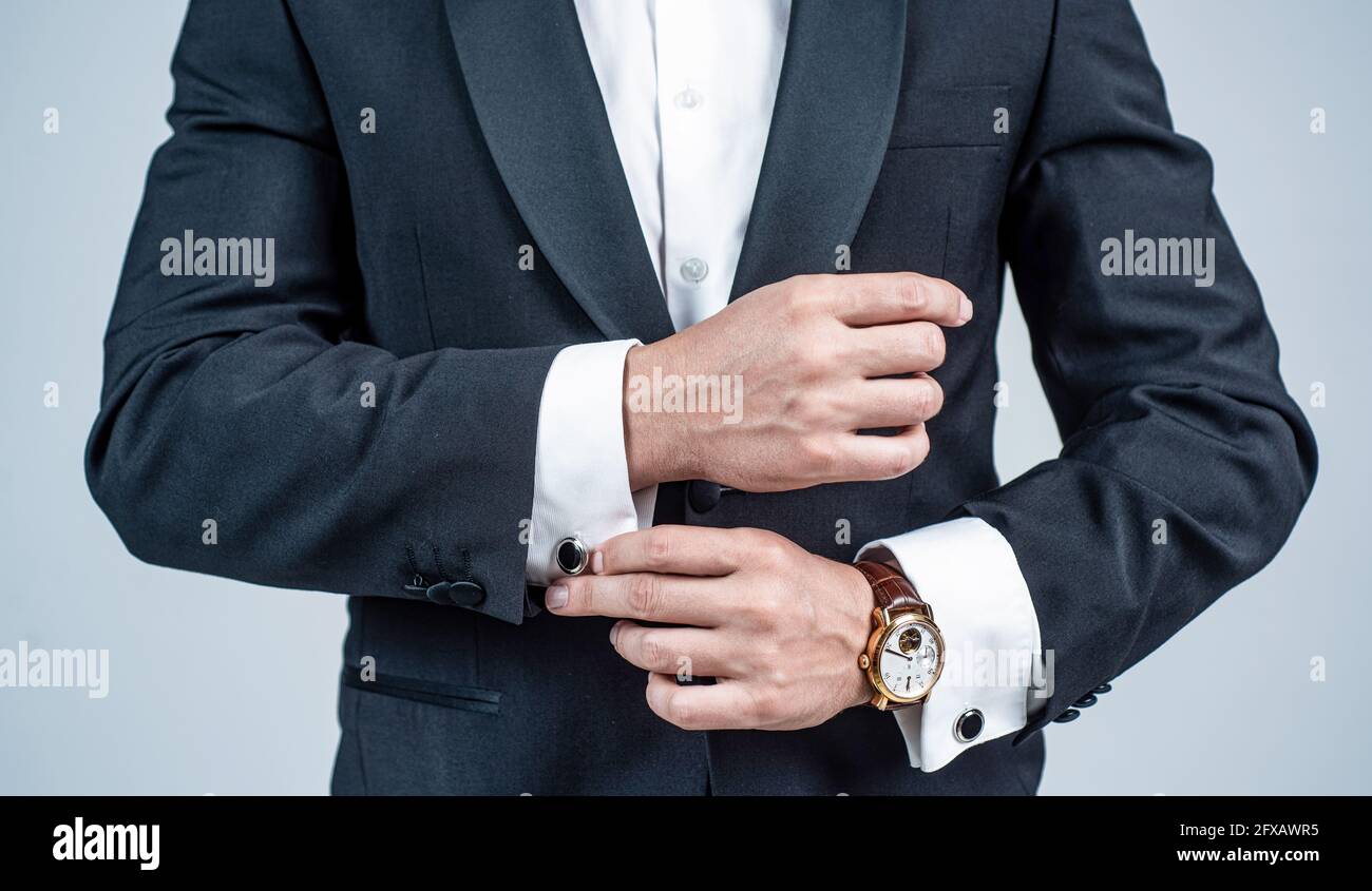 uomo corto con orologio da polso sul polso maschile braccio in stile  formale tuxedo, accessorio di moda Foto stock - Alamy