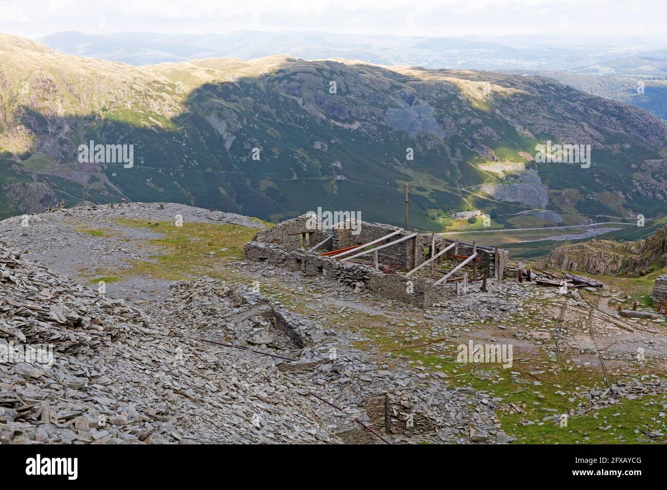 Resti dell'industria mineraria dell'ardesia sul vecchio uomo di Coniston in Cumbria, Inghilterra. Foto Stock