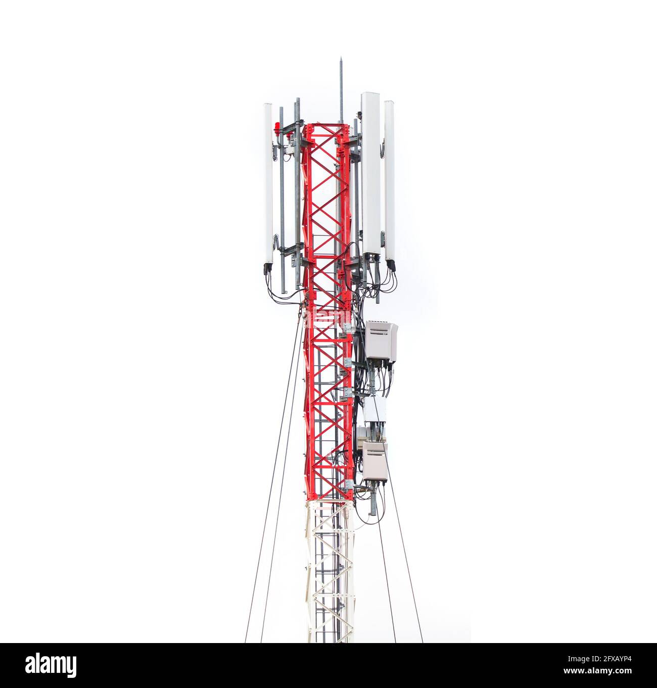 antenna di segnale per trasmissione internet isolata su sfondo bianco. Concetto 5G Foto Stock