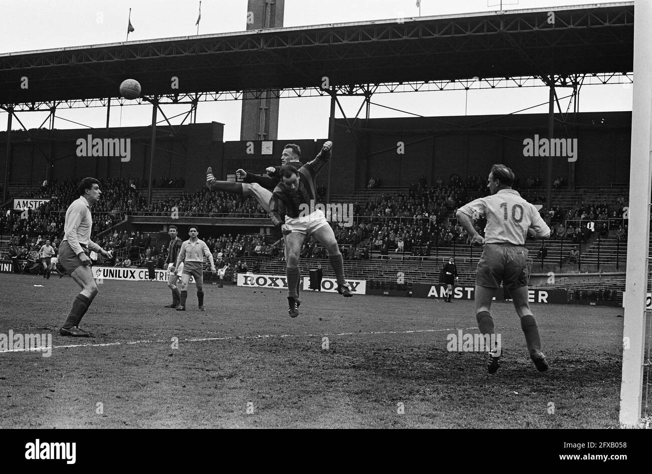 Prima Divisione. DWS contro Sittardia 1-0. Arie de Oude, 5 maggio 1963, sport, calcio, I Paesi Bassi, foto agenzia stampa del XX secolo, notizie da ricordare, documentario, fotografia storica 1945-1990, storie visive, Storia umana del XX secolo, che cattura momenti nel tempo Foto Stock