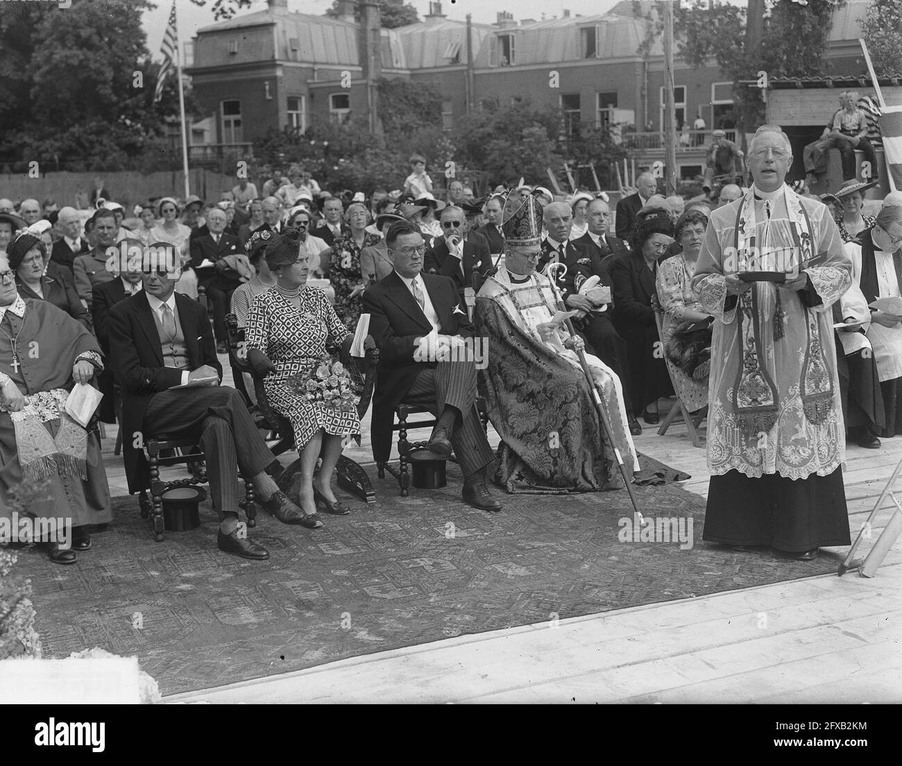 Posa della prima pietra per la nuova chiesa episcopale inglese e americana a Riouwstraat all'Aia, da parte della Principessa Alice, Contessa di Athlone, 21 giugno 1951, Chiese, principesse, lapide, Paesi Bassi, foto agenzia stampa del XX secolo, notizie da ricordare, documentario, fotografia storica 1945-1990, storie visive, Storia umana del XX secolo, che cattura momenti nel tempo Foto Stock