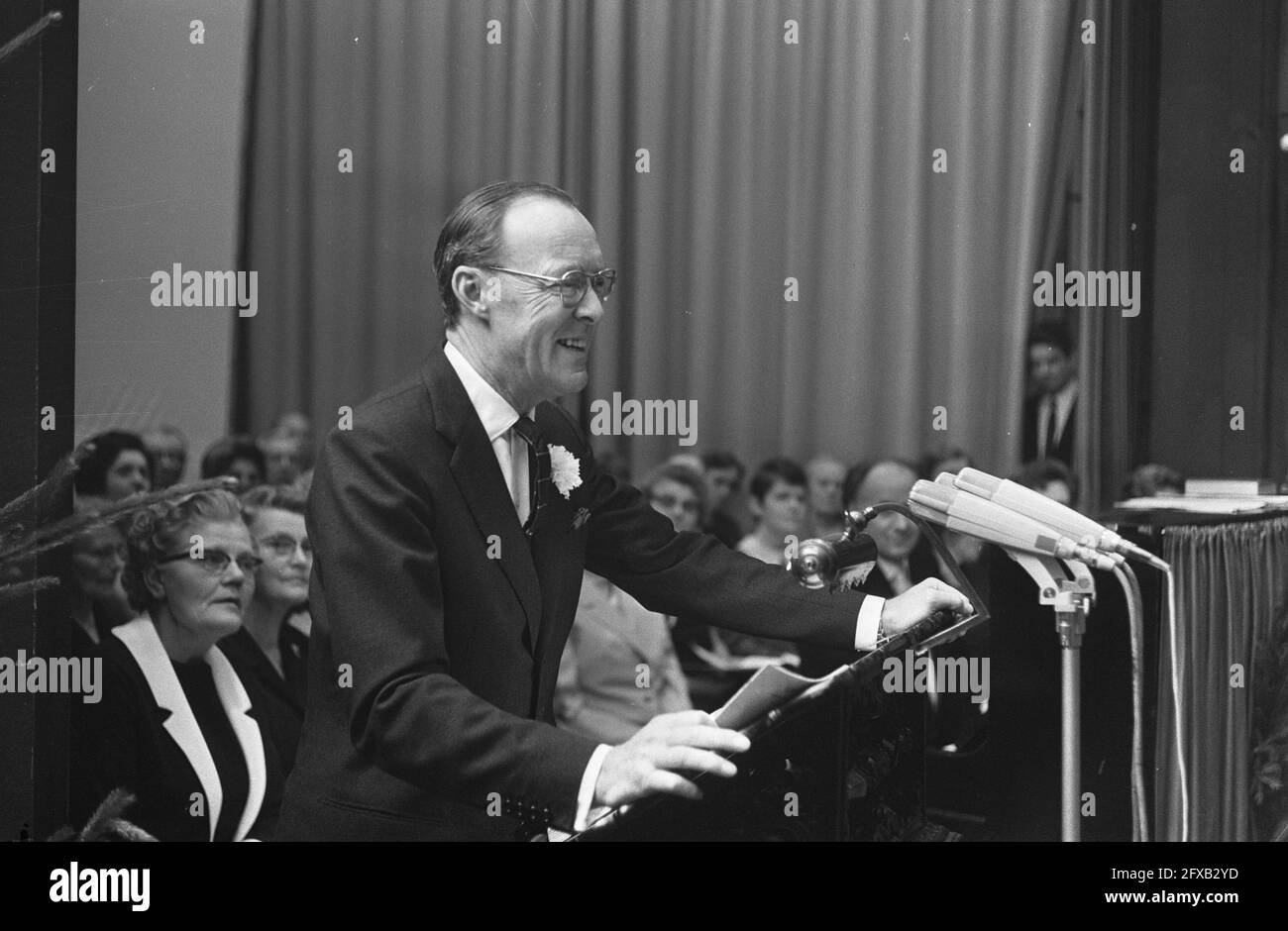 Celebrazione di Natale Famiglia reale a Paleis Het Loo il principe Bernhard parla discorso di Natale, 23 dicembre 1968, celebrazioni di Natale, famiglie, Palazzi, Paesi Bassi, foto agenzia stampa del XX secolo, notizie da ricordare, documentario, fotografia storica 1945-1990, storie visive, Storia umana del XX secolo, che cattura momenti nel tempo Foto Stock