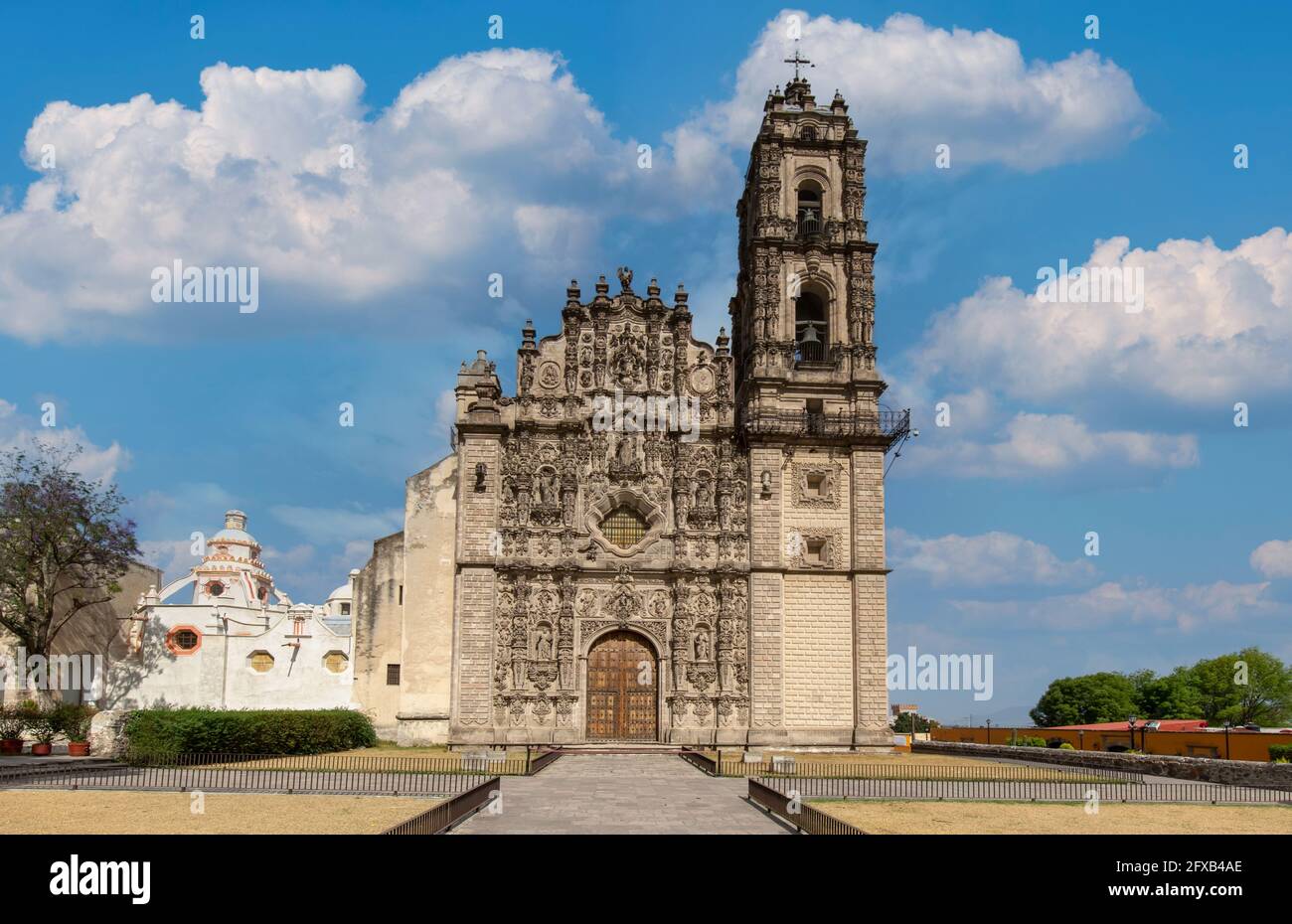 Messico, tepotzotlan Central plaza e Francisco Javier Church nel centro storico della città. Foto Stock