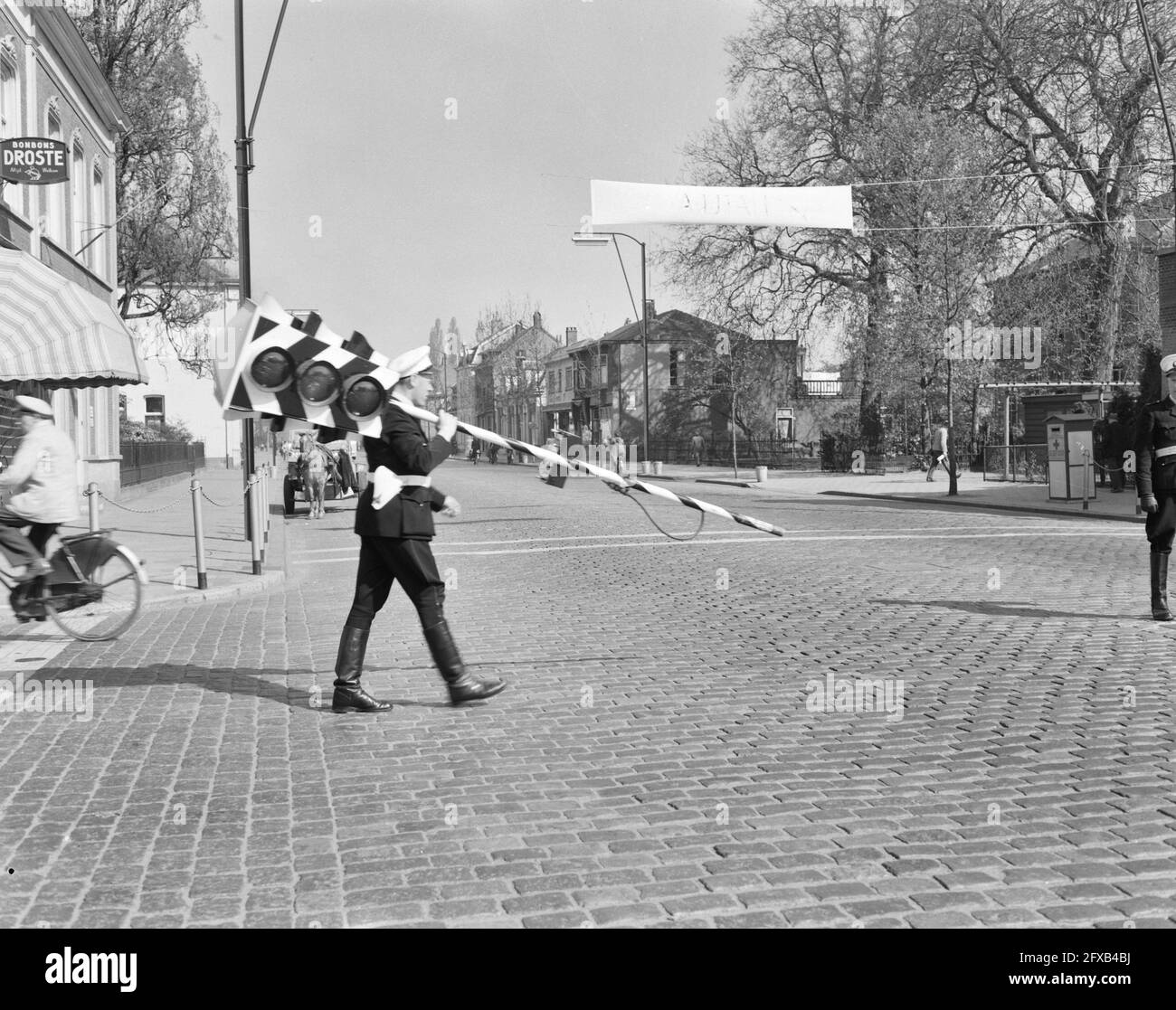 Eindhoven palo da trasporto portatile con luce, 22 aprile 1953, agenti, semafori, I Paesi Bassi, foto agenzia stampa del XX secolo, notizie da ricordare, documentario, fotografia storica 1945-1990, storie visive, Storia umana del XX secolo, che cattura momenti nel tempo Foto Stock