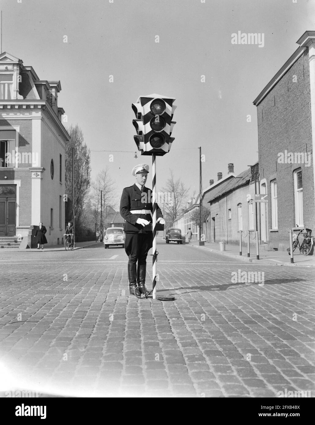 Eindhoven palo da trasporto portatile con luce, 22 aprile 1953, agenti, semafori, I Paesi Bassi, foto agenzia stampa del XX secolo, notizie da ricordare, documentario, fotografia storica 1945-1990, storie visive, Storia umana del XX secolo, che cattura momenti nel tempo Foto Stock