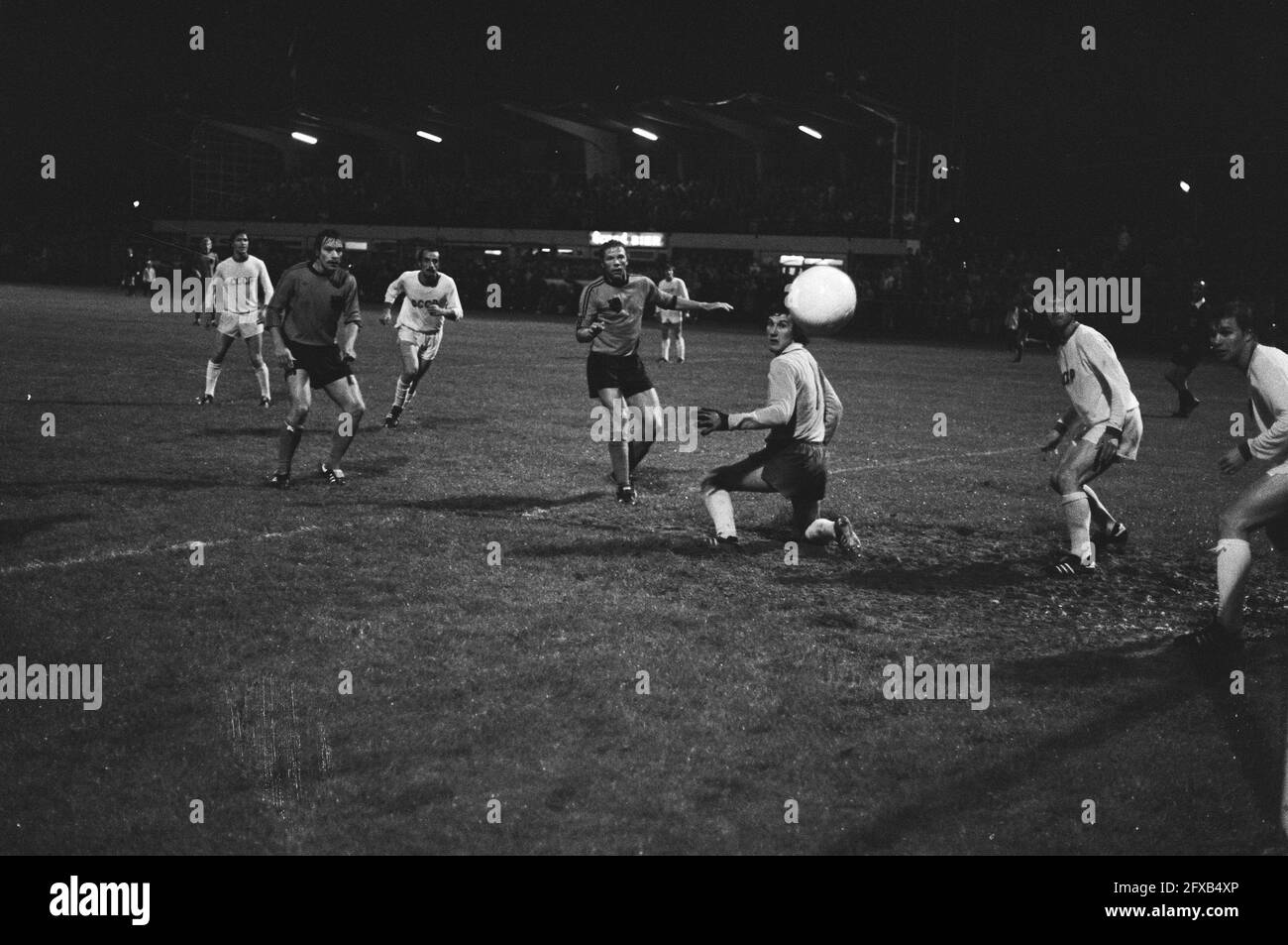 Semifinale del Campionato europeo. Giovane Oranje contro la giovane Russia 1-0. Sinistra Jan Deinzen, secondo dal portiere destro Radeav, 26 maggio 1976, sport, calcio, I Paesi Bassi, foto agenzia stampa del XX secolo, notizie da ricordare, documentario, fotografia storica 1945-1990, storie visive, Storia umana del XX secolo, che cattura momenti nel tempo Foto Stock