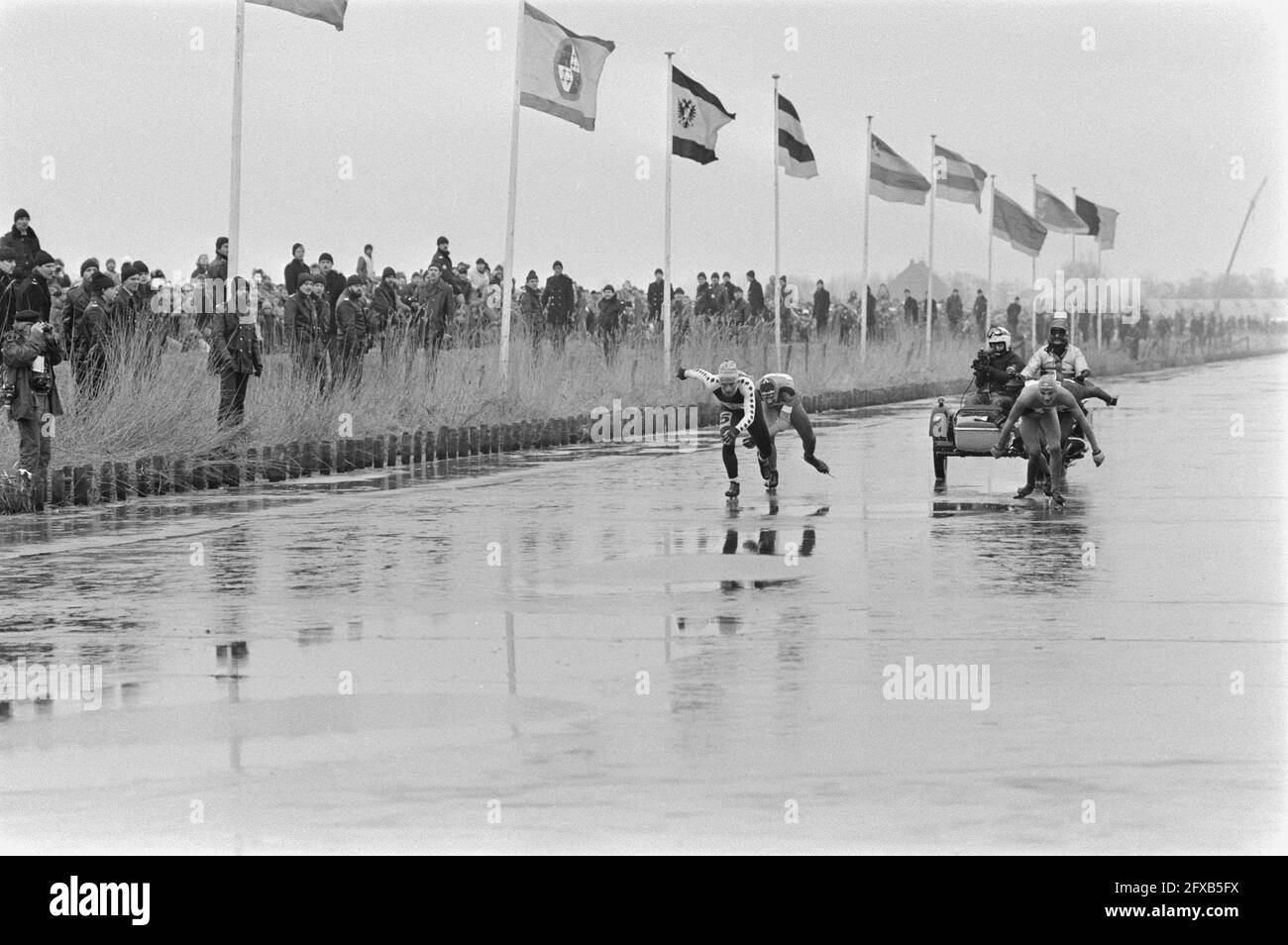 Elfstedentocht 1985, finale Leeuwarden; finale del gruppo leader, 21 febbraio 1985, gruppi leader, pattinaggio, Sport, Paesi Bassi, foto agenzia stampa del XX secolo, notizie da ricordare, documentario, fotografia storica 1945-1990, storie visive, Storia umana del XX secolo, che cattura momenti nel tempo Foto Stock