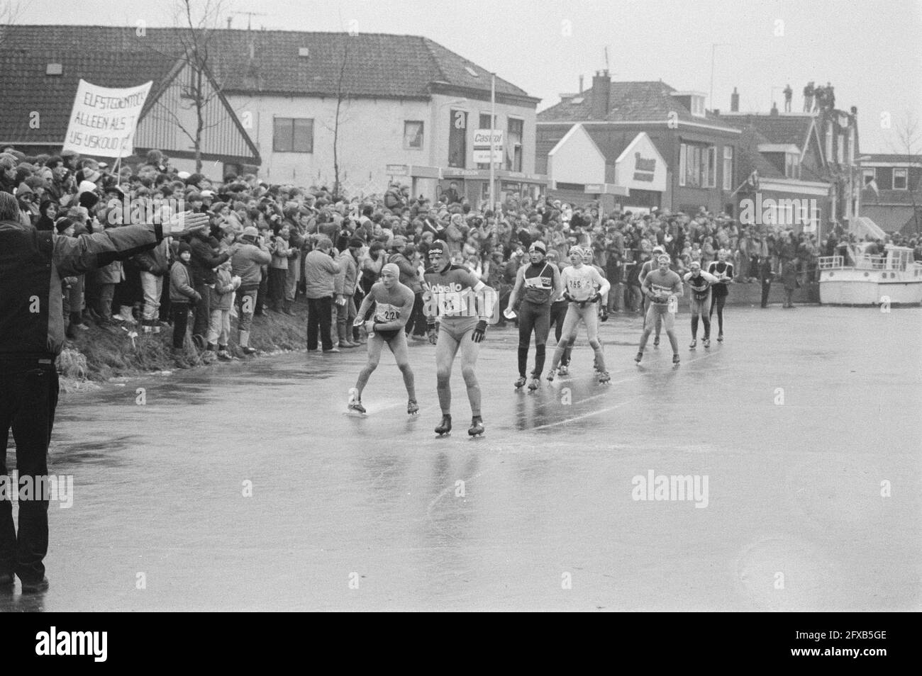 Elfstedentocht 1985, Bolsward, arrivo del gruppo leader a sinistra (nr 220) il vincitore più tardi Evert van Bennhem, 2 da sinistra (nr 84) Jan Kooiman (4°), 21 febbraio 1985, vincitori, gruppi leader, Pattinaggio di velocità, sport, Paesi Bassi, foto agenzia stampa del XX secolo, notizie da ricordare, documentario, fotografia storica 1945-1990, storie visive, Storia umana del XX secolo, che cattura momenti nel tempo Foto Stock