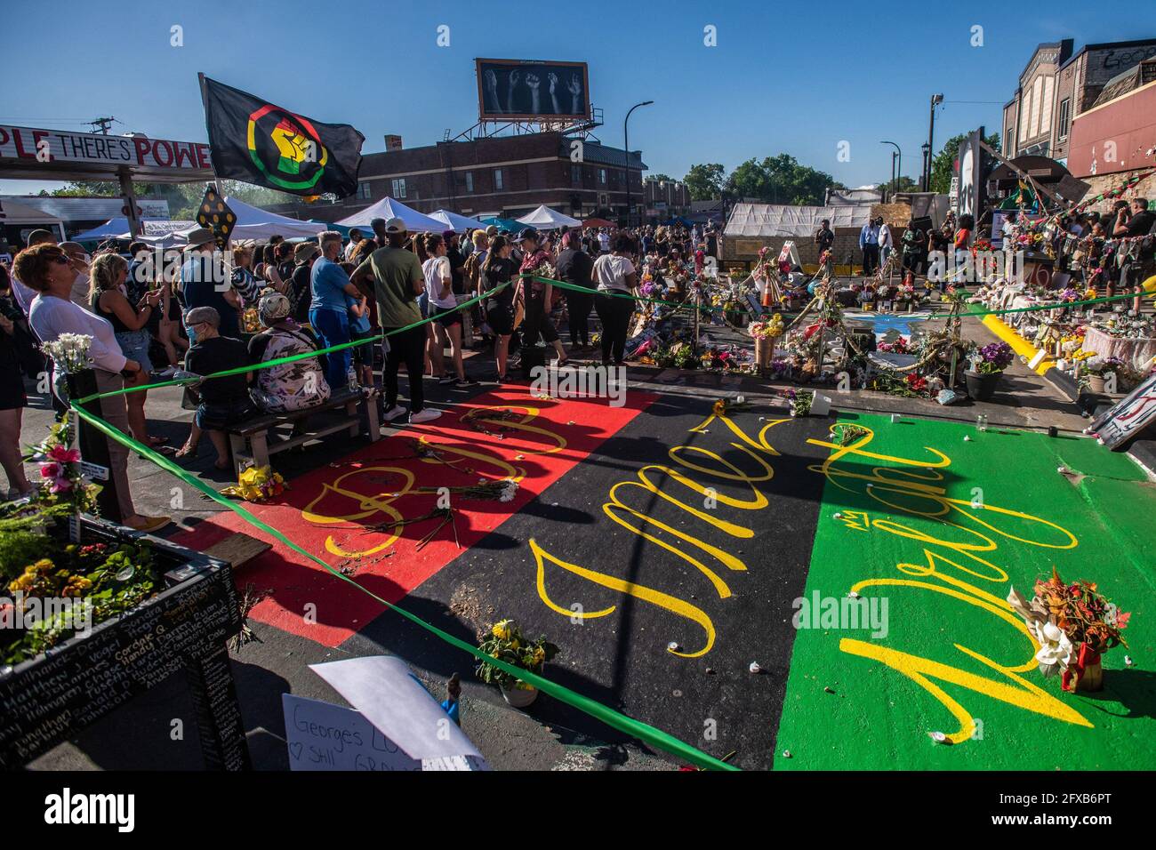 Atmosfera a George Floyd Square all'angolo tra 38th Street e Chicago Avenue durante l'evento di ricordo del 1° anniversario della sua morte il 25 maggio 2021 a Minneapolis, Minnesota. Foto: Chris Tuite/ImageSPACE Foto Stock