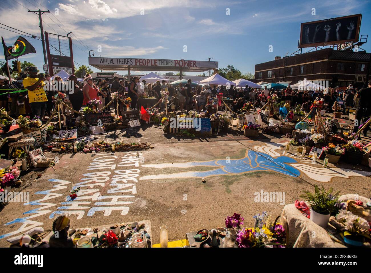 Atmosfera a George Floyd Square all'angolo tra 38th Street e Chicago Avenue durante l'evento di ricordo del 1° anniversario della sua morte il 25 maggio 2021 a Minneapolis, Minnesota. Foto: Chris Tuite/ImageSPACE Foto Stock