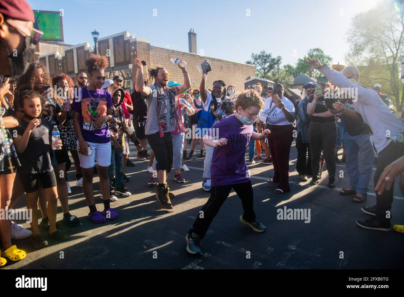 Atmosfera a George Floyd Square all'angolo tra 38th Street e Chicago Avenue durante l'evento di ricordo del 1° anniversario della sua morte il 25 maggio 2021 a Minneapolis, Minnesota. Foto: Chris Tuite/ImageSPACE Foto Stock