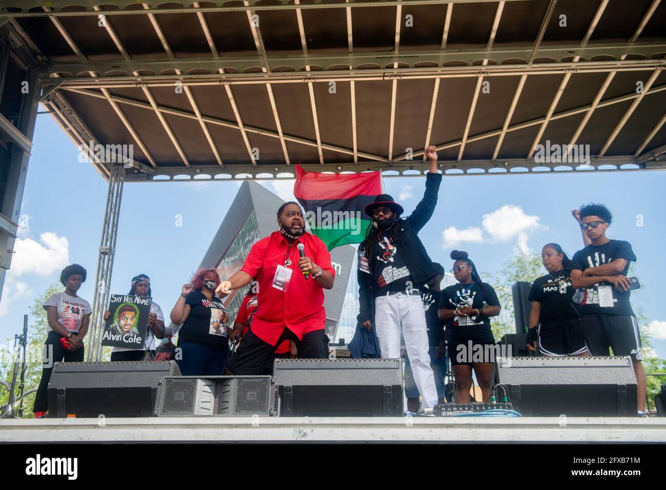 Minneapolis, Stati Uniti. 25 Maggio 2021. Jacob Blake Sr, il padre di Jacob Blake Jr, parla al Commons Park durante l'evento di ricordo del 1° anniversario della sua morte, il 25 maggio 2021, a Minneapolis, Minnesota. Foto: Chris Tuite/ImageSPACE Credit: Imagespace/Alamy Live News Foto Stock