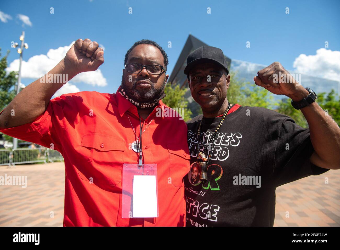 Minneapolis, Stati Uniti. 25 Maggio 2021. Jacob Blake Sr, il padre di Jacob Blake Jr pone per un ritratto con Bobby Johnson, lo zio di Oscar Grant al Commons Park durante l'evento di ricordo del 1 anno anniversario della sua morte il 25 maggio 2021 a Minneapolis, Minnesota. Foto: Chris Tuite/ImageSPACE Credit: Imagespace/Alamy Live News Foto Stock