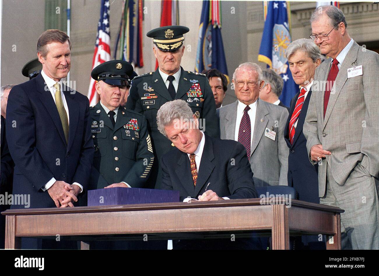 Washington, DC - 5 ottobre 1999 -- il presidente degli Stati Uniti Bill Clinton firma il disegno di legge sulla dotazione della difesa da 289 miliardi di dollari in una cerimonia al Pentagono il 5 ottobre 1999. Dietro il presidente (L-R) Segretario della Difesa statunitense William Cohen, Sergente maggiore dell'Army Robert Hall, Presidente dei capi di Stato Uniti Henry Shelton, Rappresentante statunitense Floyd Spence (R-2-South Carolina), Senatore statunitense John Warner (R-Virginia), e Rappresentante statunitense Ike Skelton (D-11-Missouri) accreditamento: Ron Sachs / CNP MediaPunch /CNP Foto Stock