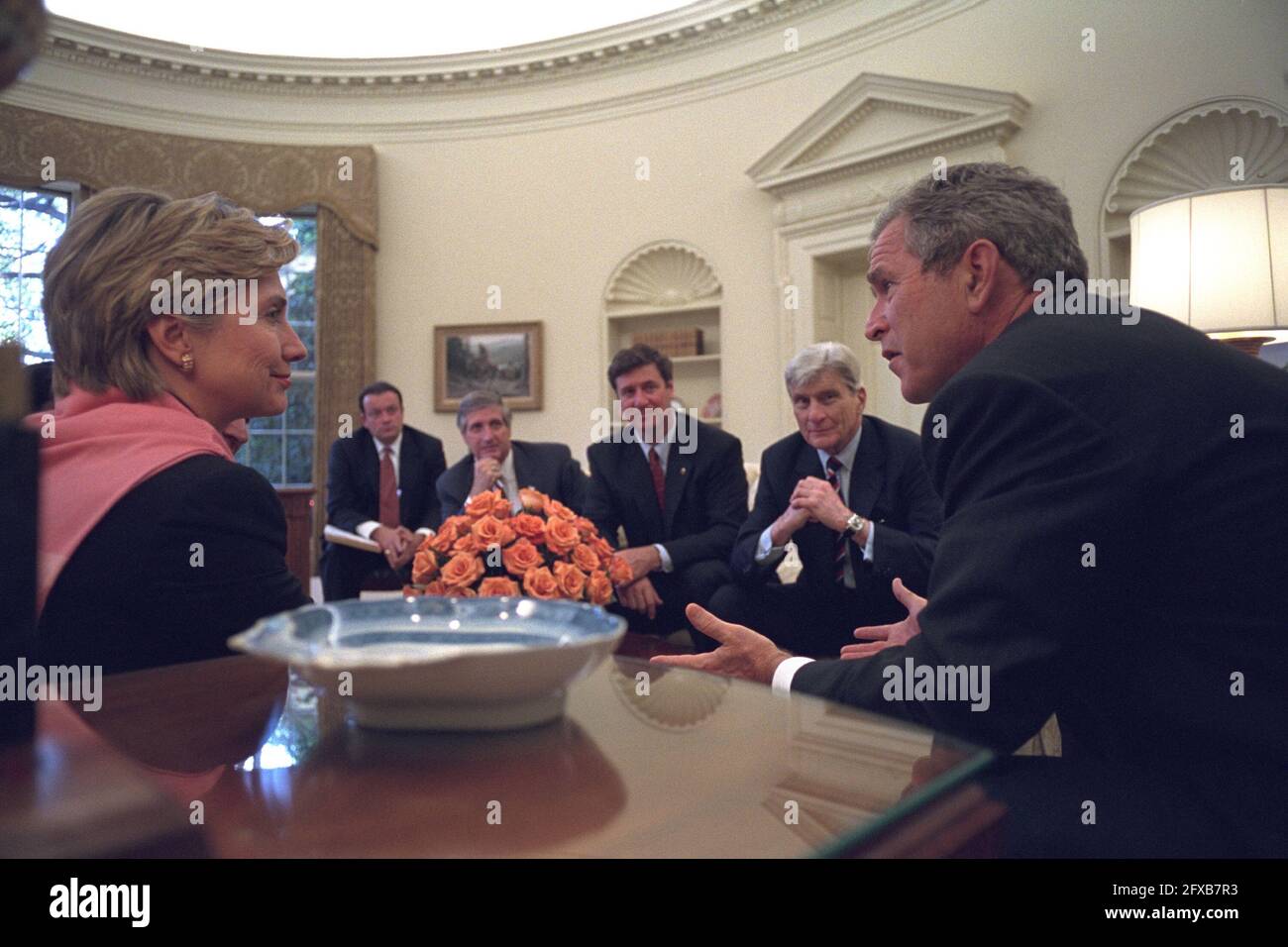 Il presidente degli Stati Uniti George W. Bush incontra, da sinistra a destra, il senatore statunitense Hillary Rodham Clinton (democratico di New York), il vice assistente per gli affari legislativi Ziad Ojakli, il capo dello staff della Casa Bianca Andy Card, il senatore statunitense George Allen (repubblicano della Virginia), E il senatore degli Stati Uniti John Warner (repubblicano della Virginia) per discutere gli attacchi del 11 settembre all'interno dell'ufficio ovale della Casa Bianca a Washington, D.C. Giovedi, 13 settembre 2001..credito obbligatorio: Eric Draper - Casa Bianca via CNP. /MediaPunch Foto Stock