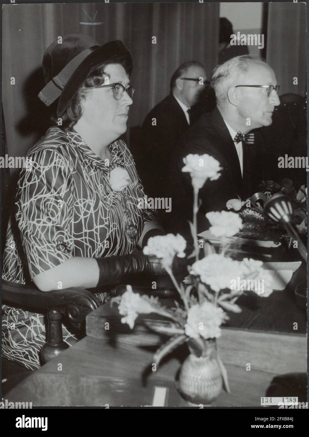 Installazione della seconda sindaco femminile nei Paesi Bassi; M. van de Wall-Duyvendak come sindaco di Geldermalsen. Accanto al suo segretario comunale M.F van der Laan, 16 ottobre 1964, funzionari, sindaci, Emancipazione, installazioni, donne, Paesi Bassi, foto agenzia stampa del XX secolo, notizie da ricordare, documentario, fotografia storica 1945-1990, storie visive, Storia umana del XX secolo, che cattura momenti nel tempo Foto Stock