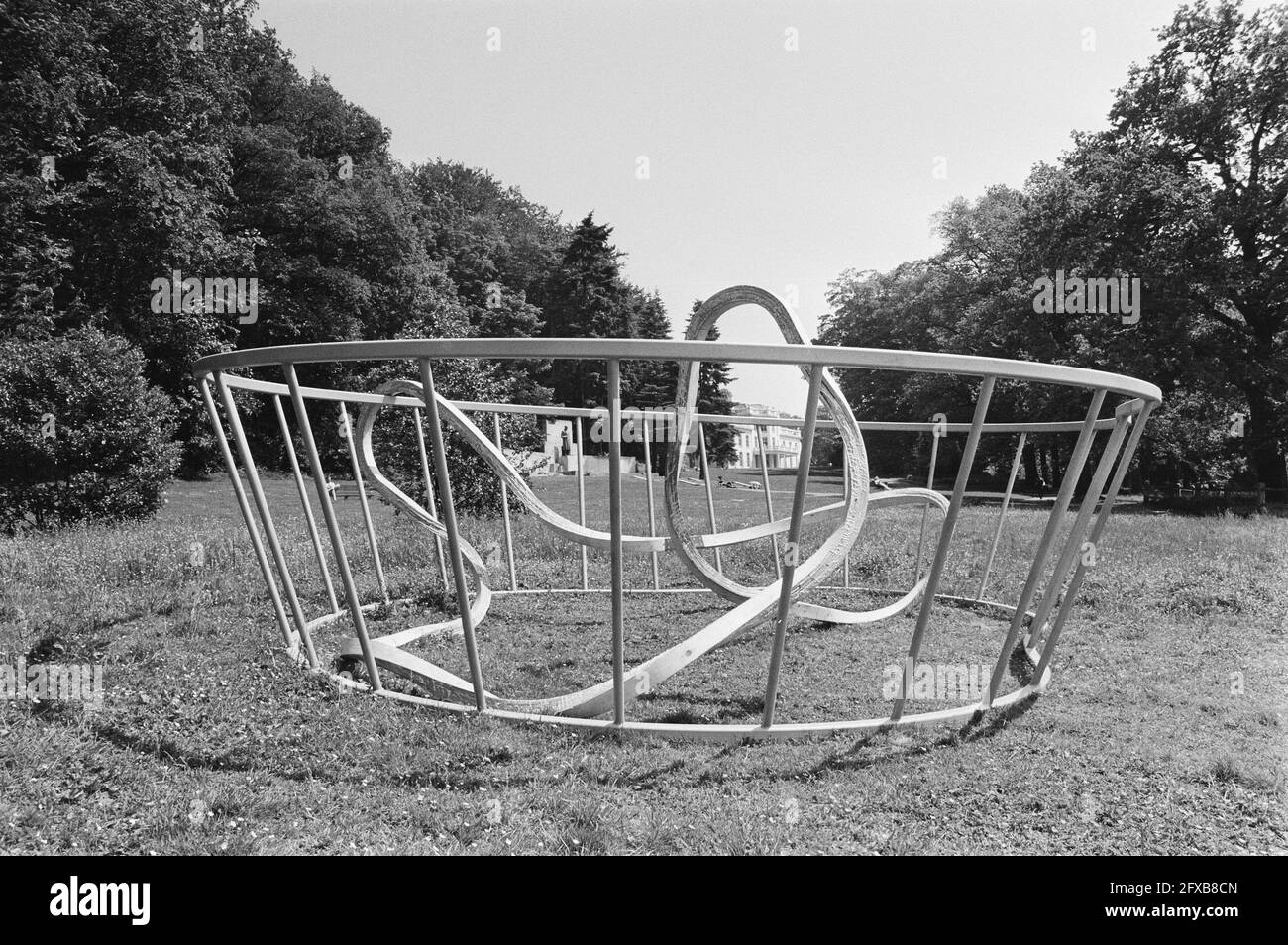 Int. Mostra di scultura Sonsbeek 1986 Arnhem presto in apertura; opera di Richard Deacon, 10 giugno 1986, sculture, scultura, Mostre, arte, mostre, Paesi Bassi, agenzia stampa del XX secolo foto, notizie da ricordare, documentario, fotografia storica 1945-1990, storie visive, Storia umana del XX secolo, che cattura momenti nel tempo Foto Stock