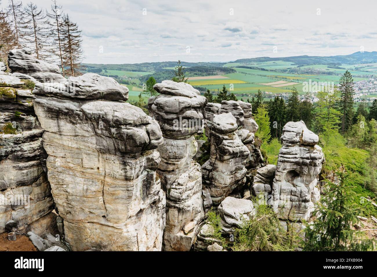 Vista panoramica della riserva naturale di Ostas e montagna tabella, regione di Broumov, ceco republic.Rocks,caverne,bizzarre formazioni di arenaria.Small città naturale wi Foto Stock