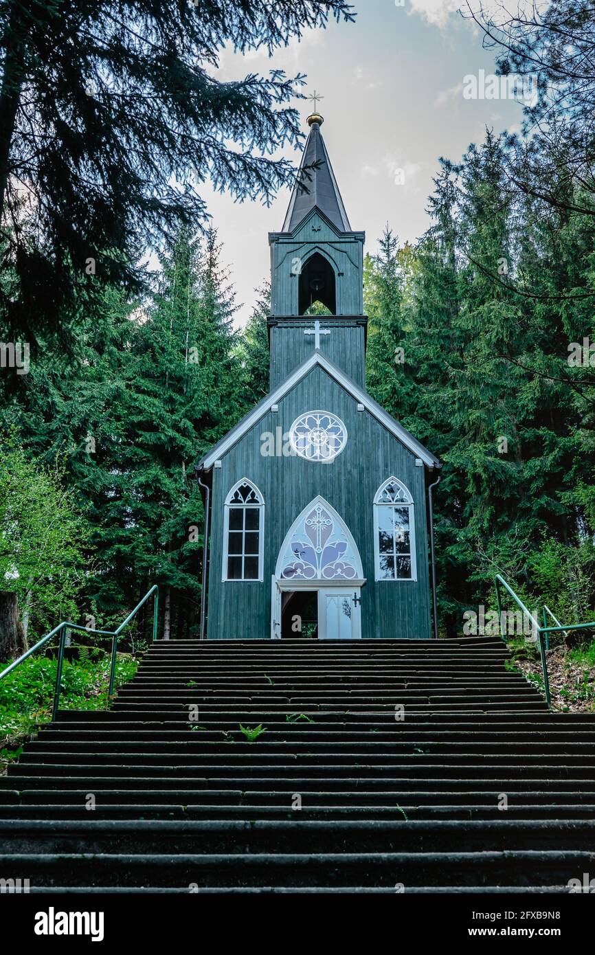 Cappella rurale di legno chiamato Tichackova kaple nella regione di Broumovsko, Repubblica Ceca.Chiesa cattolica in primavera campagna.paesaggio di meditazione religiosa. Foto Stock