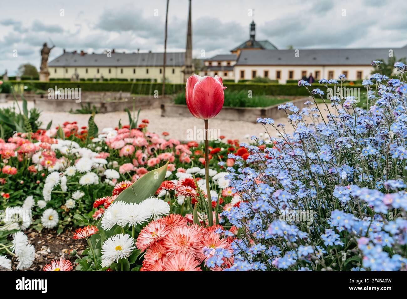 Kuks Hospital giardino con fiori colorati fioriti, Boemia orientale, repubblica Ceca. Perla di Barocco con Santa Trinità Church. Usato per essere molto popolare Foto Stock