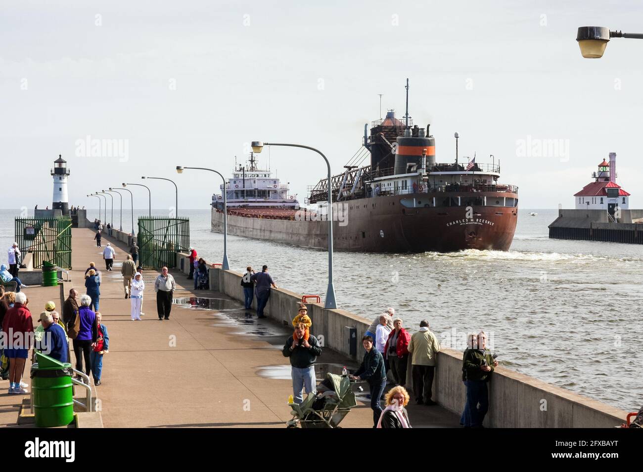 Duluth, Minnesota, Stati Uniti. I turisti godono della vista del Lago superiore e del portarinfuse Charles M. Beeghly che lascia il porto di Duluth. Foto Stock