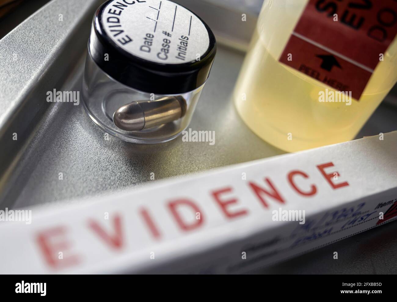 Laboratorio Criminalistic, Bullet shell, analisi immagine concettuale Foto Stock