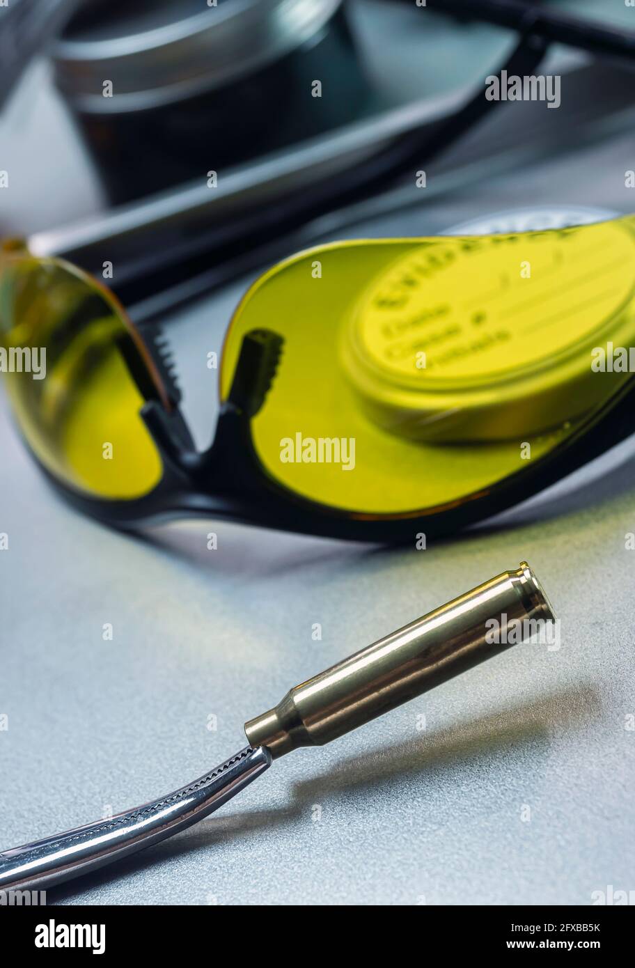 Contenitore a pallottola per analisi con occhiali UV in laboratorio di criminalità, immagine concettuale Foto Stock