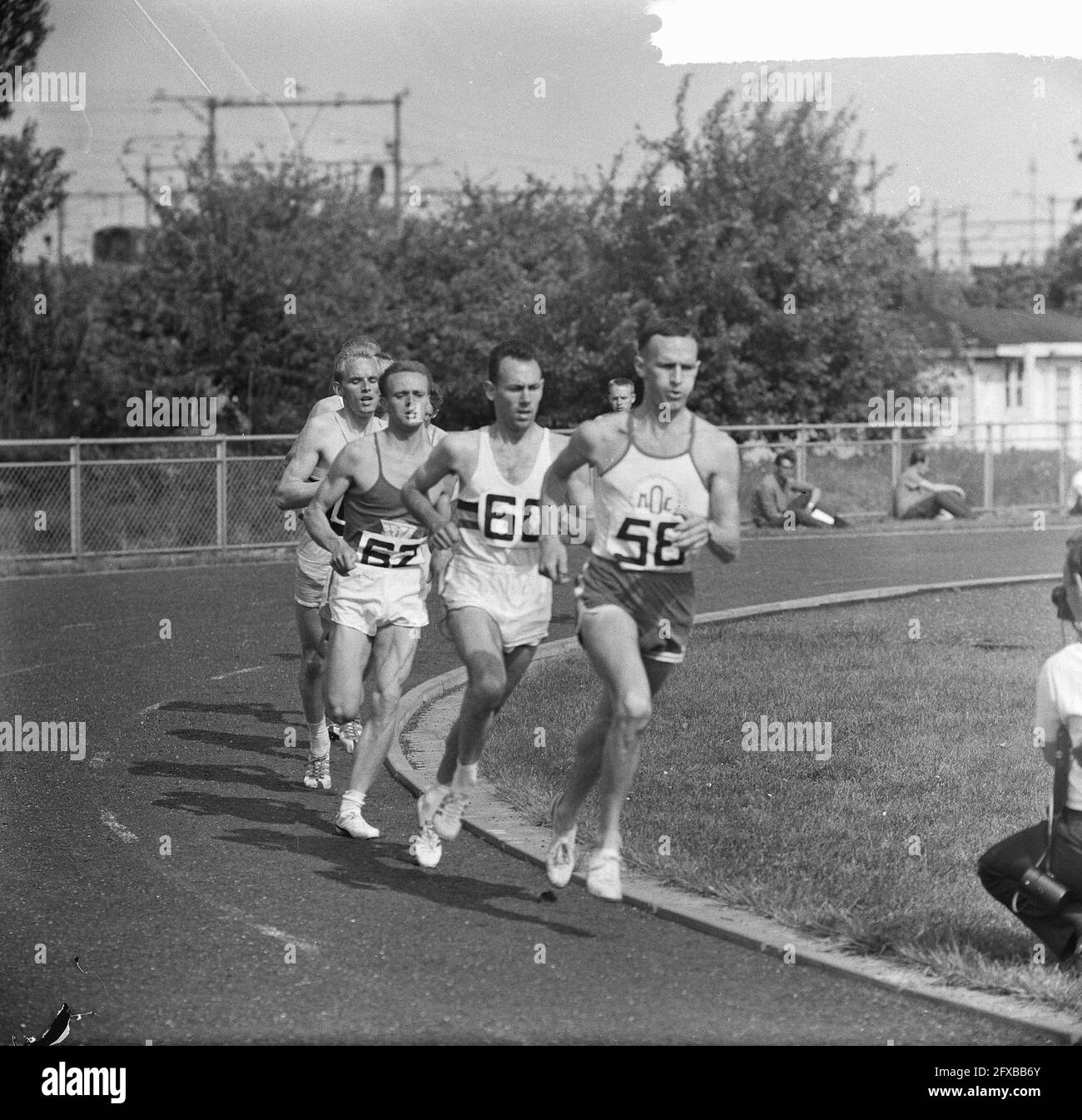 International Athletics Games, i 3000 metri uomini, sinistra (58) Snepvangers, centro (60) Allonsius (Belgio) vincitore e sinistra (62) Clement (2), 31 maggio 1964, Athletics Games, Paesi Bassi, foto agenzia stampa del xx secolo, notizie da ricordare, documentario, fotografia storica 1945-1990, storie visive, Storia umana del XX secolo, che cattura momenti nel tempo Foto Stock