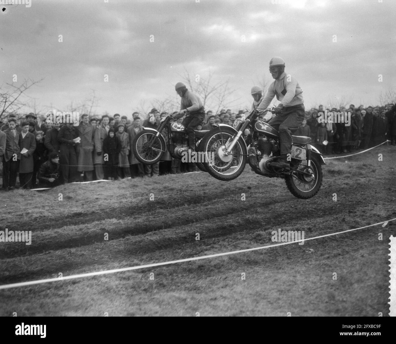 Motocross internazionale a Gemert (Brabante del Nord) ff Huib Scaillet (2) e Frits Selling, 22 febbraio 1959, motocross, Paesi Bassi, foto agenzia stampa del xx secolo, notizie da ricordare, documentario, fotografia storica 1945-1990, storie visive, Storia umana del XX secolo, che cattura momenti nel tempo Foto Stock