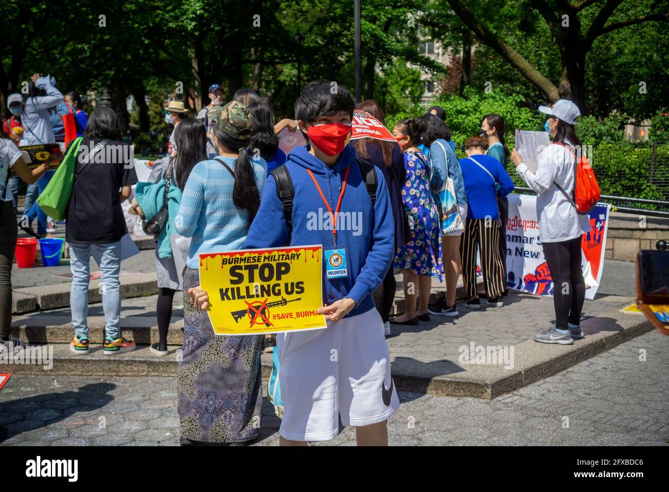 Gli attivisti birmani e i loro sostenitori protestano contro le azioni del governo militare in Myanmar, a Union Square Park a New York, sabato 15 maggio 2021. (© Richard B. Levine) Foto Stock