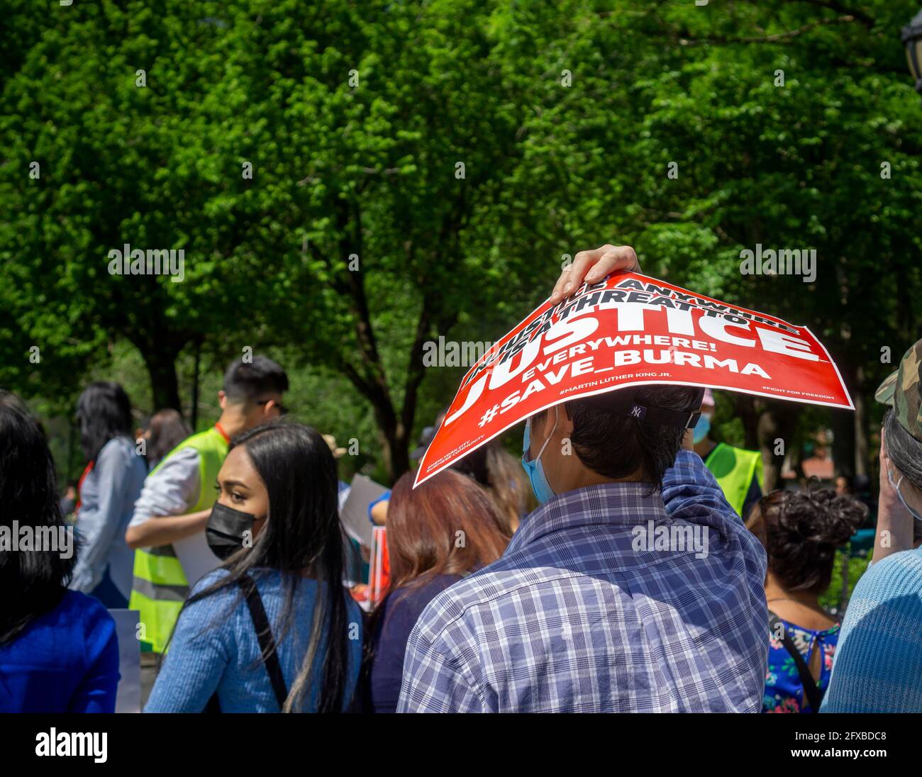 Gli attivisti birmani e i loro sostenitori protestano contro le azioni del governo militare in Myanmar, a Union Square Park a New York, sabato 15 maggio 2021. (© Richard B. Levine) Foto Stock